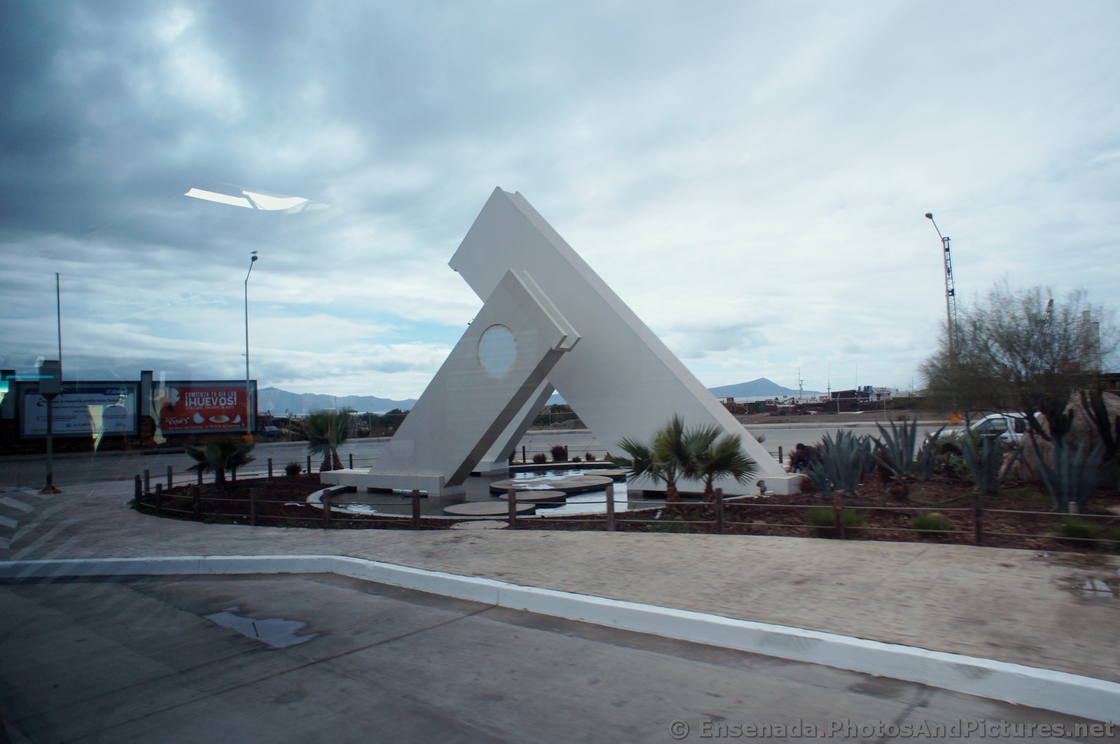 Modern triangular sculpture in Ensenada.jpg