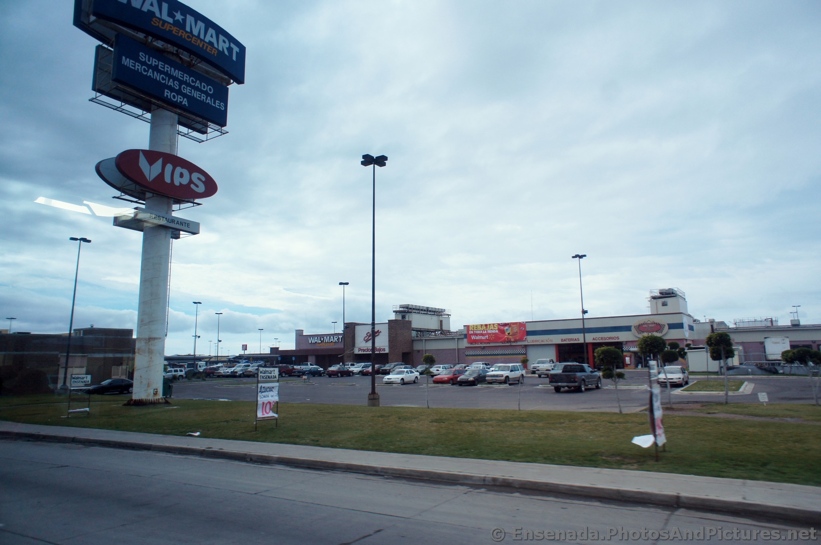 Walmart in Ensenada.jpg