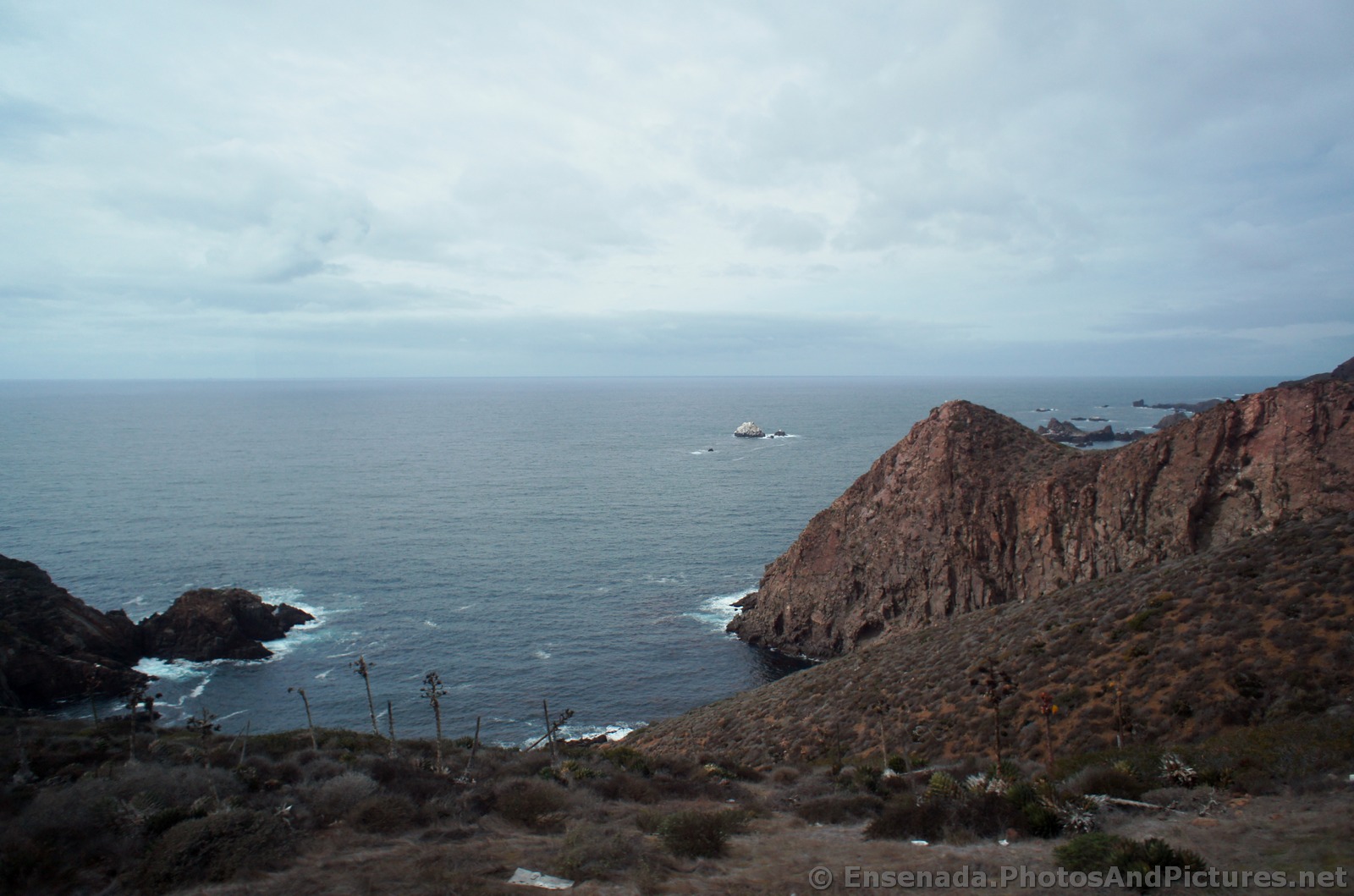 Cliffs & rocks bordering Bahia Todos Santos.jpg